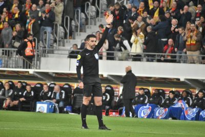 L’arbitre de RC Lens-Strasbourg remplacé pendant le match