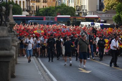 [Vidéos] Fumigènes, chants… 2 000 supporters lensois défilent dans les rues de Séville