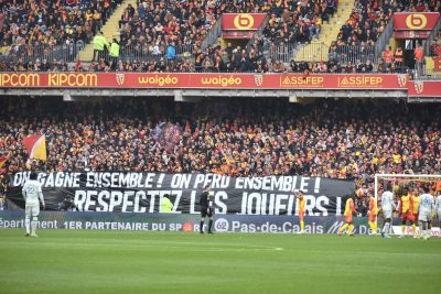 Une banderole en soutien aux joueurs victimes d’insultes dévoilée en tribune pendant Lens-Monaco