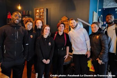 Des joueuses et joueurs du RC Lens en visite au Chemin de traverse à Arras pour tester leurs connaissances !