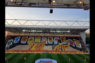 De vibrants hommages et un superbe tifo ont marqué le 48e match consécutif à guichets fermés à Bollaert