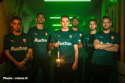 Le nouveau maillot extérieur du RC Lens est apprécié