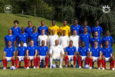 La photo officielle avec le maillot des JO pour Andy Diouf et les Bleuets U23