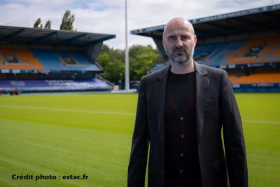 10 ans après avoir été directeur sportif du RC Lens, Antoine Sibierski a repris le costume à Troyes