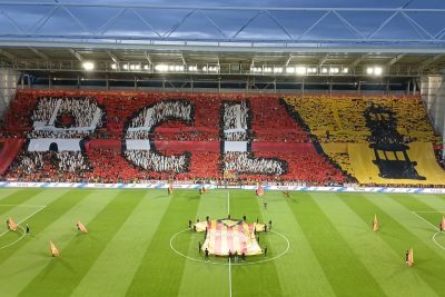 Un beau tifo pour le 49e match officiel à guichets fermés consécutif à Bollaert