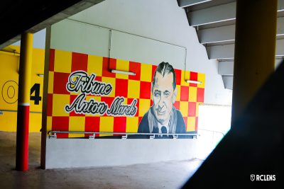 Des fresques graffées sur les murs de la tribune Marek