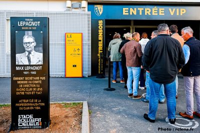 Un totem Max Lepagnot au pied de la tribune portant son nom, et ce n’est qu’un début !