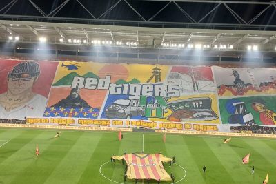 Une affluence au max et une collection de tifos pour le derby