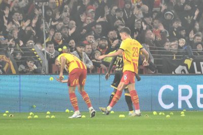 Pendant RC Lens-Nantes, des balles de tennis sur le terrain, des supporters arrêtés, Will Still réagit