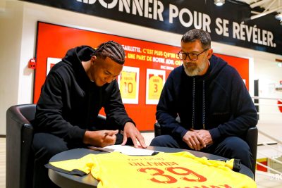 Au tour de Kembo Diliwidi, 18 ans, de signer son premier contrat professionnel