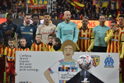 Des ballons dédicacés de RC Lens – Marseille mis aux enchères